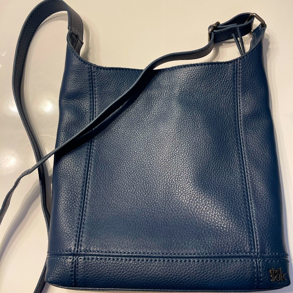 The Sak crossbody bag. Real leather. Dark blue.